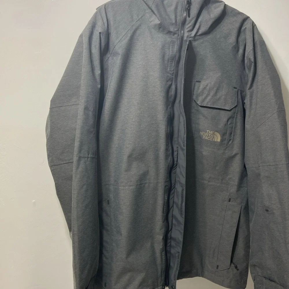 THE NORTH FACE,GREY,MEN/ HOMMES WINDBREAKER, JACKET WITH HOOD. SIZE- MEDIUM.